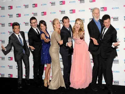 Từ trái qua: Nhà sản xuất Thomas Langmann, đạo diễn Michel Hazanavicius, diễn viên Berenice Bejo, Penelope Ann Miller, Jean Dujardin, Missi Pyle, James Cromwell và Composer Ludovic Bource của phim "The Artist" với giải thưởng Phim hay nhất