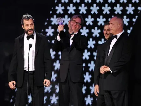 Từ trái qua: Nhà sản xuất Judd Apatow, đạo diễn Paul Feig, nhà sản xuất Barry Mendel và Clayton Townsend của phim Bridesmaids nhận giải Phim hài hay nhất