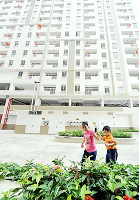 Niềm vui của người dân vừa dọn đến chung cư tái định cư tại quận 2.
