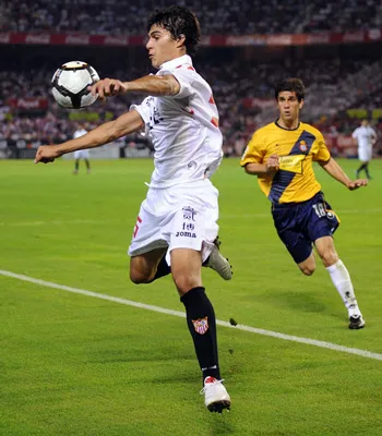 Diego Perotti (Sevilla) khống chế bóng trước Juan Forlin (Espanyol).