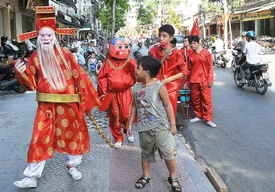Thần tài, ông địa và đội múa dạo trên đường phố xuất hiện nhiều vào dịp tết. Ảnh: An Dung