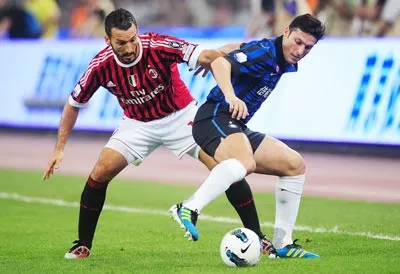 Gianluca Zambrotta (trái, AC Milan) tranh bóng với Javier Zanetti (Inter Milan) trong trận tranh Siêu cúp Italia