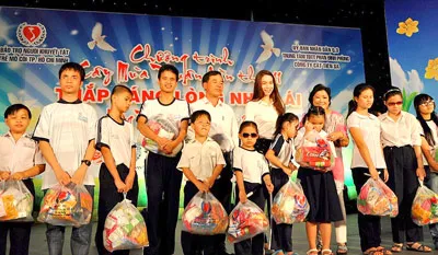 Cây mùa xuân “Thắp sáng lòng nhân ái”