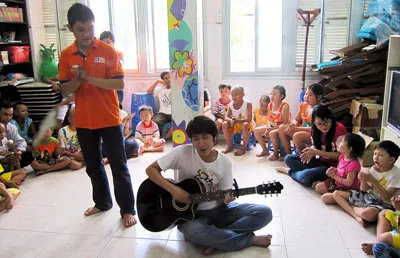 Bệnh nhi Bệnh viện Ung bướu TP vui chơi cùng các tình nguyện viên.