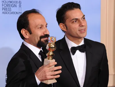 Đạo diễn Asghar Farhadi và diễn viên/ nhà biên kịch Peyman Moaadi (phải) với giải thưởng Phim nước ngoài hay nhất
