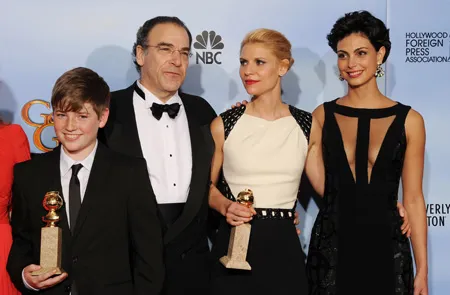 Từ trái qua: Nam diễn viên Jackson Pace, Mandy Patinkin, Claire Danes, và Morena Baccarin của phim Homeland cùng chụp hình khi nhận giải Phim truyền hình chính kịch hay nhất
