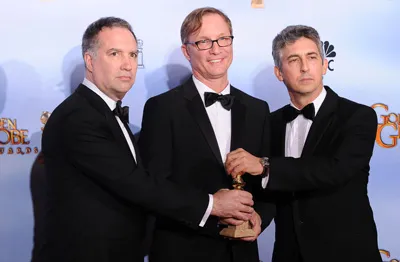 Từ trái qua: Nhà sản xuất Jim Taylor, Jim Burke và Đạo diễn/biên kịch Alexander Payne của phim The Descendants với giải thưởng