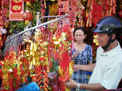 Khách xem hàng mã trên đường Hải Thượng Lãn Ông trưa ngày 16-1