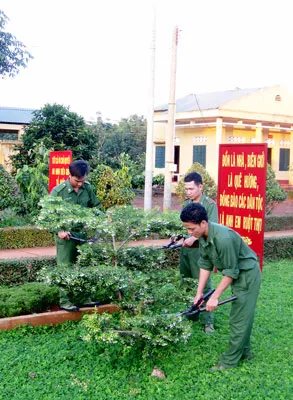 Chiến sĩ Đồn biên phòng Lộc An chăm sóc vườn cây cảnh của đơn vị.