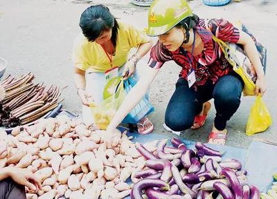 Với đồng lương ít ỏi, công nhân đi chợ thường chỉ mua rau, củ