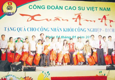 Công nhân nhận quà trong chương trình Xuân ấm áp của Công đoàn Cao su Việt Nam