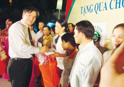 Ông Võ sỹ Lực chủ tịch Công đoàn Cao su Việt Nam tặng quà công nhân