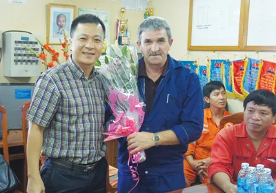 Tổng Giám đốc Công ty Petrosetco chúc tết chuyên gia người nước ngoài.