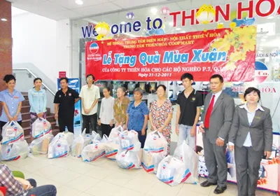 Tặng quà cho trẻ em nghèo ở Q.10