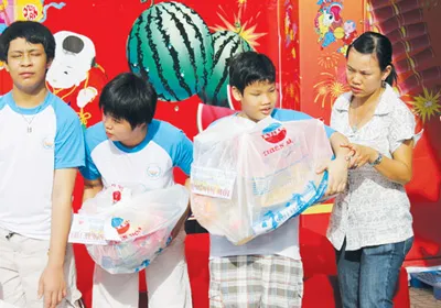 Tặng quà cho trẻ em nghèo ở Gò Vấp