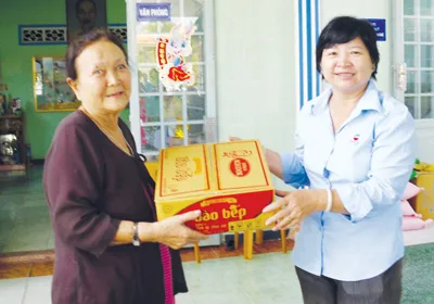 Tặng quà cho mái ấm Thiện Duyên