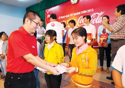 Đại diện Coca-Cola trao quà Tết cho người nghèo tại Thủ Đức (TPHCM)