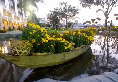 Thuyền chở hoa bềnh bồng trên nước.