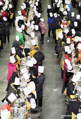 2.012 người học làm bánh bao ăn Tết truyền thống