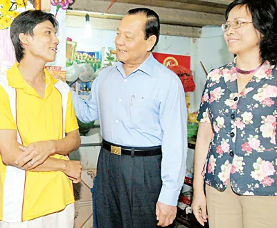 Bí thư Thành ủy TPHCM Lê Thanh Hải chúc tết một gia đình công nhân không về quê tại nhà trọ ở quận Bình Tân. Ảnh: Kim Ngân