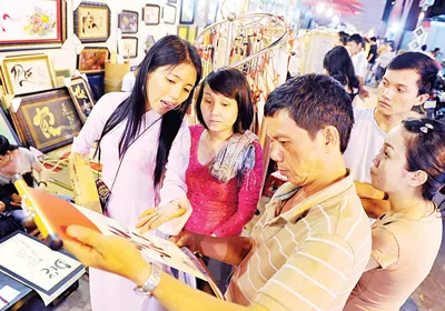 Chọn mua câu đối cho năm mới. Ảnh: Việt Dũng
