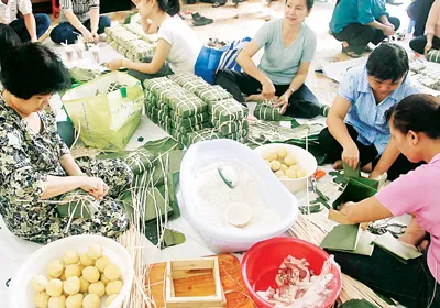 Gói bánh chưng tết tại phường 9, quận 3. Ảnh: Thanh Vũ