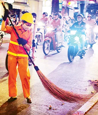 Quét dọn đường phố chào đón năm mới. Ảnh: Việt Dũng
