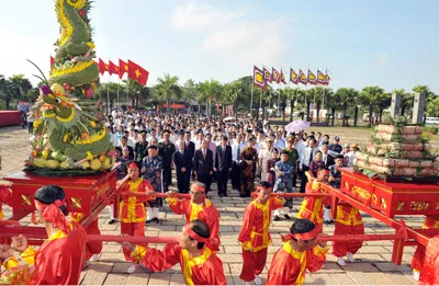 Lễ dâng cúng bánh tét tại Đền tưởng niệm các Vua Hùng.