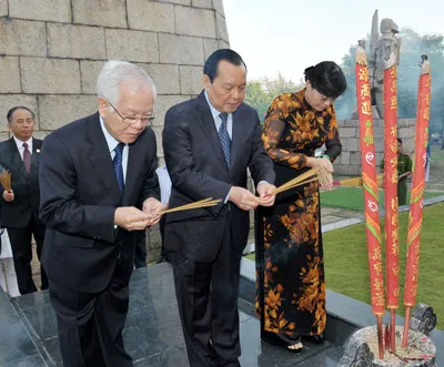 Các đồng chí lãnh đạo TPHCM thắp hương tại Nghĩa trang liệt sĩ TP.