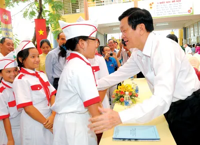 Chủ tịch nước Trương Tấn Sang thăm hỏi các em thiếu nhi tại ngày hội Đại đoàn kết toàn dân tộc khu dân cư 1, phường Cầu Kho, quận 1. Ảnh: VIỆT DŨNG
