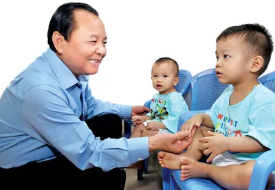Bí thư Thành ủy TPHCM Lê Thanh Hải thăm các em nhỏ tại Trung tâm Nuôi dưỡng và bảo vệ trẻ em Tam Bình trong dịp tết. Ảnh: VIỆT DŨNG