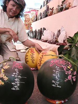 Anh Hồ Minh Tiến - thành viên Hội Sinh vật cảnh Lâm Đồng viết thư pháp trên dưa hấu tại Cần Thơ