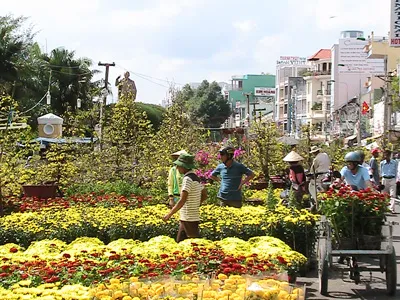 Bến Ninh Kiều tràn ngập sắc hoa xuân.