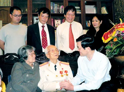 Về con người 100 năm hào kiệt