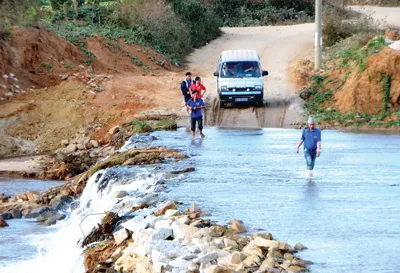 Xe đoàn Mùa xuân biên giới qua ngầm vào huyện Tummơrông.