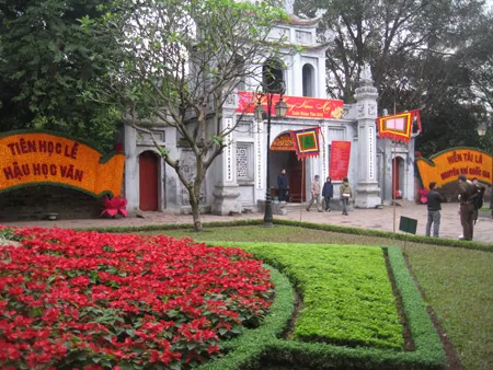 Văn Miếu- Quốc Tử Giám tràn ngập trong sắc hoa xuân