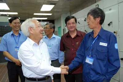 Đồng chí Lê Hoàng Quân thăm hỏi công nhân nhà máy nước Thủ Đức làm việc đêm giao thừa.