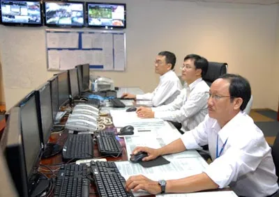 Nhân viên Trung tâm Điều độ hệ thống điện (Tổng Công ty Điện lực TPHCM) trực đêm giao thừa.