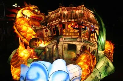 Đèn lồng hình rồng quấn quanh chùa Cầu (Hội An). Ảnh: Nguyên Khôi