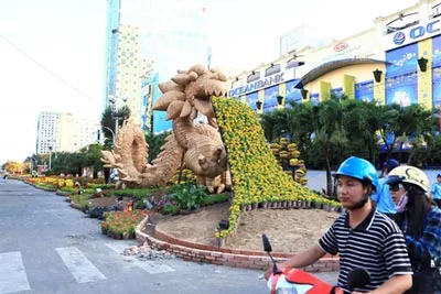 Con rồng cách điệu tại đường hoa Nguyễn Huệ. Ảnh: Trần Thanh