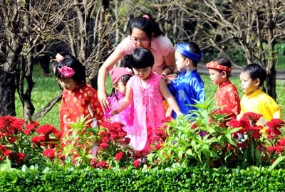 Cô trò du xuân trong Thảo Cầm Viên. Ảnh: An Dung