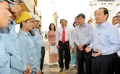 Đồng chí Lê Thanh Hải thăm hỏi công nhân Cảng Bến Nghé. Ảnh: Việt Dũng