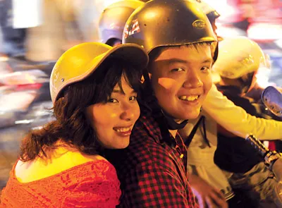Hạnh phúc đêm giao thừa. Ảnh: Thái Bằng