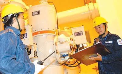 Công nhân điện lực trực tại trạm biến áp 110kV Đa Kao vào tối 23-1 (mùng 1 Tết). Ảnh: Kim Ngân