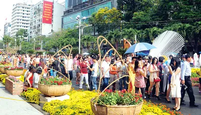 Đường hoa Nguyễn Huệ sáng mùng 2 Tết Nhâm Thìn. Ảnh: Thái Bằng