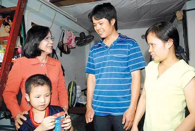 Đồng chí Nguyễn Thị Thu Hà, Ủy viên Trung ương Đảng, Phó Bí thư Thành ủy TPHCM thăm, chúc tết các công nhân không có điều kiện về quê ăn tết ở quận Bình Tân, TPHCM.