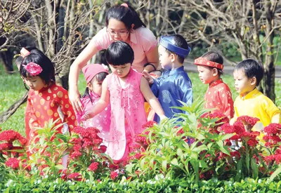 Cô cùng các bé du xuân trong Thảo Cầm viên. Ảnh: An Dung