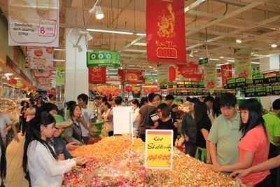 Khách hàng hào hứng với nhiều chương trình khuyến mãi đầu năm. Ảnh H.Trâm