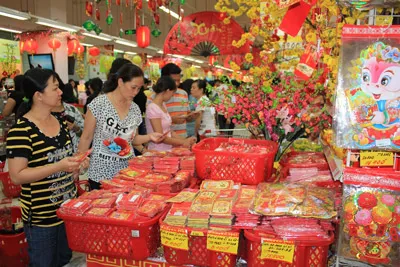 Do lượng hàng hóa ổn định, giá cả bình ổn nên khách hàng thoải mái lựa chọn. Ảnh H.Trâm