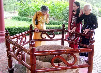 Du khách đến thăm giếng nước trong Bảo tàng Quang Trung.